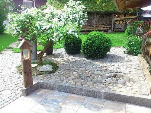 Gaestehaus Schoergenhofer * Waging am See